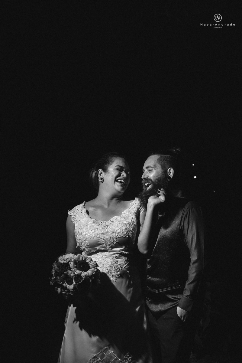 casamento casal rockeiro barbudo noiva com alargador noivo de camisa vermelha com tatuagem tatoo cigarro e fumaça e noiva de oculos