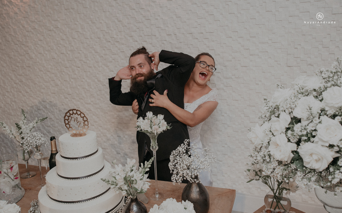 casamento casal rockeiro barbudo noiva com alargador noivo de camisa vermelha com tatuagem tatoo cigarro e fumaça e noiva de oculos