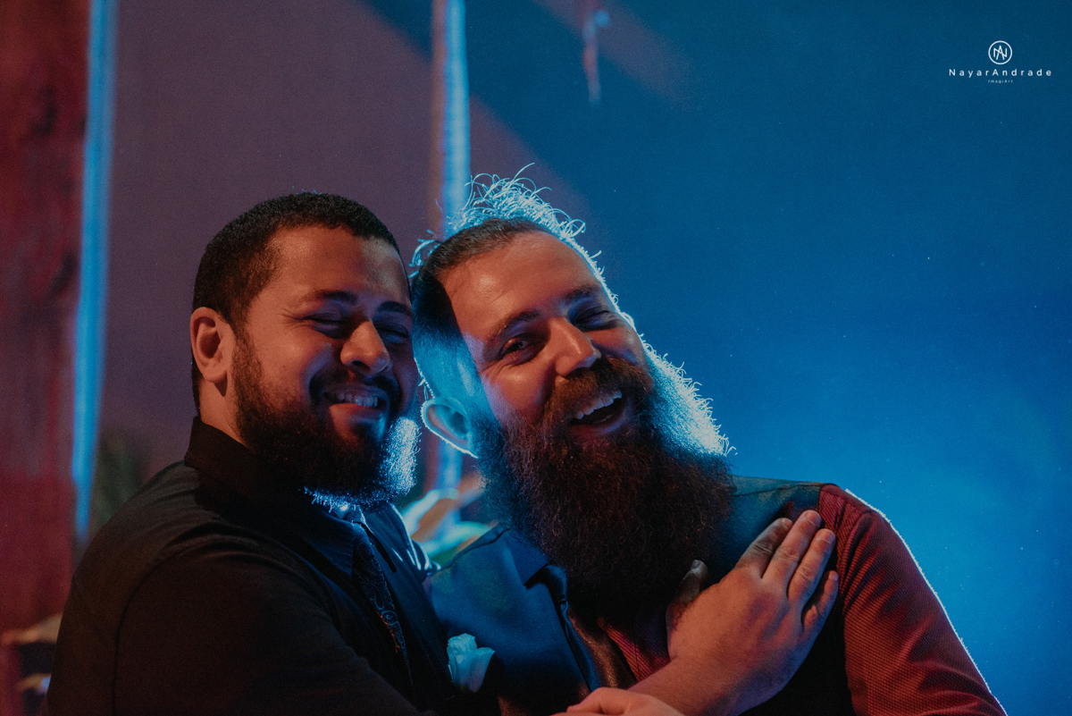 casamento casal rockeiro barbudo noiva com alargador noivo de camisa vermelha com tatuagem tatoo cigarro e fumaça