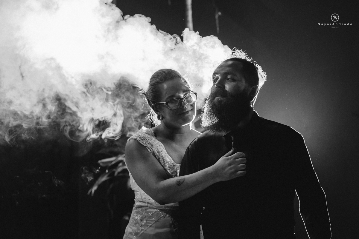 casamento casal rockeiro barbudo noiva com alargador noivo de camisa vermelha com tatuagem tatoo cigarro e fumaça