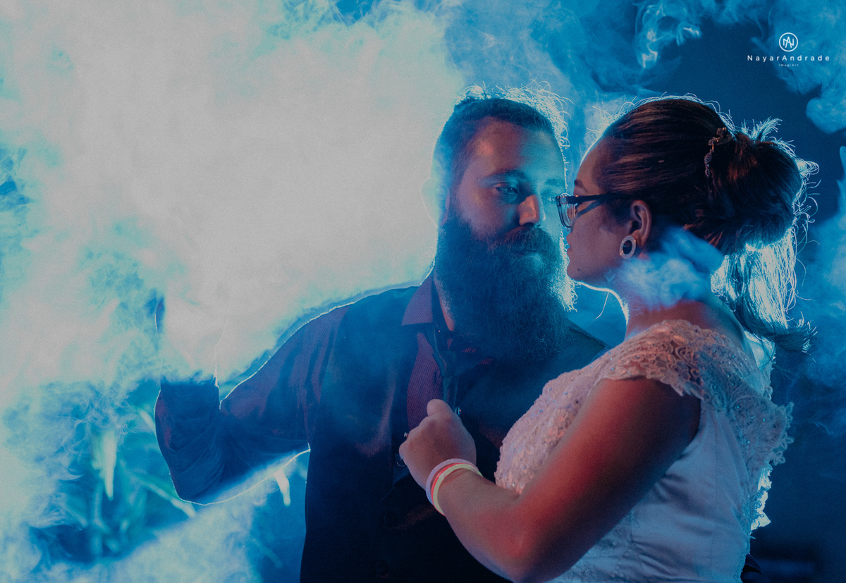 casamento casal rockeiro barbudo noiva com alargador noivo de camisa vermelha com tatuagem tatoo cigarro e fumaça