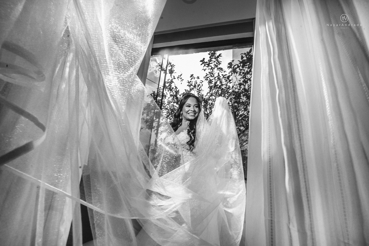 casamento feito na igreja assembleia de Deus e festa no salao, noivo de terno azul noiva de cabelo solto estilo romantica e fotos ao ar livre com por do sol muito amor familia envolvido buffet e decoracao em estilo rustico