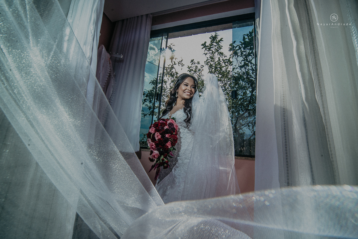 casamento feito na igreja assembleia de Deus e festa no salao, noivo de terno azul noiva de cabelo solto estilo romantica e fotos ao ar livre com por do sol muito amor familia envolvido buffet e decoracao em estilo rustico