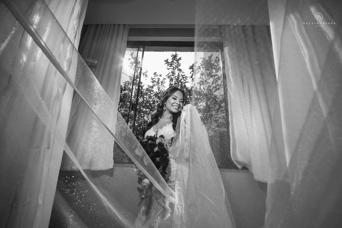 casamento feito na igreja assembleia de Deus e festa no salao, noivo de terno azul noiva de cabelo solto estilo romantica e fotos ao ar livre com por do sol muito amor familia envolvido buffet e decoracao em estilo rustico