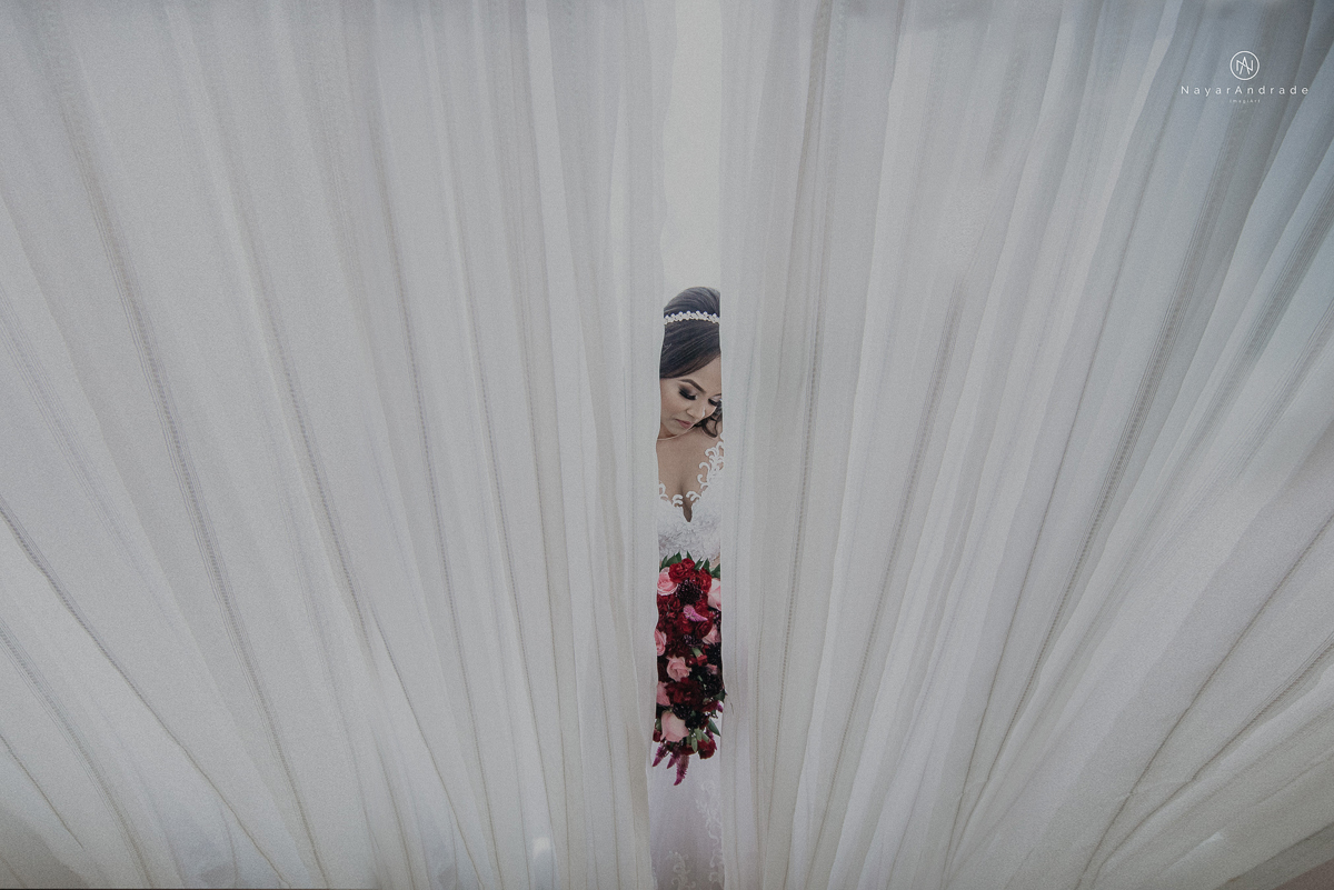 casamento feito na igreja assembleia de Deus e festa no salao, noivo de terno azul noiva de cabelo solto estilo romantica e fotos ao ar livre com por do sol muito amor familia envolvido buffet e decoracao em estilo rustico