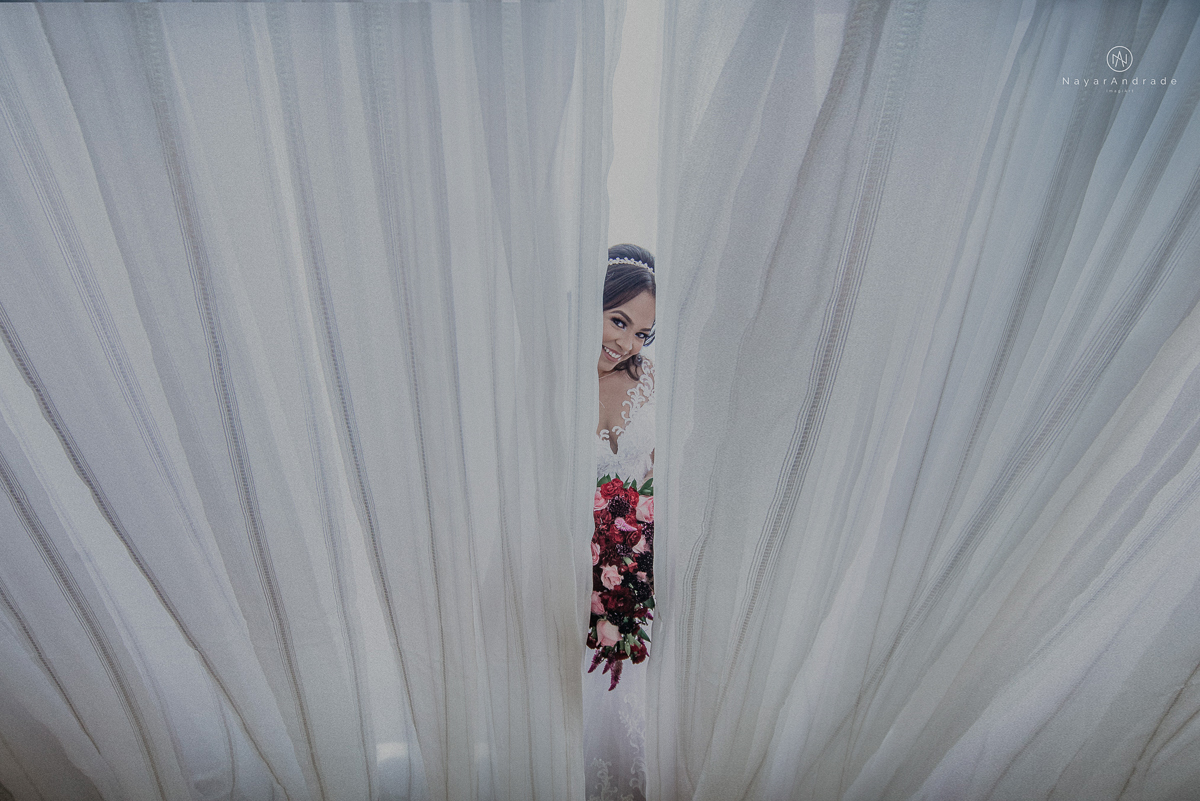 casamento feito na igreja assembleia de Deus e festa no salao, noivo de terno azul noiva de cabelo solto estilo romantica e fotos ao ar livre com por do sol muito amor familia envolvido buffet e decoracao em estilo rustico