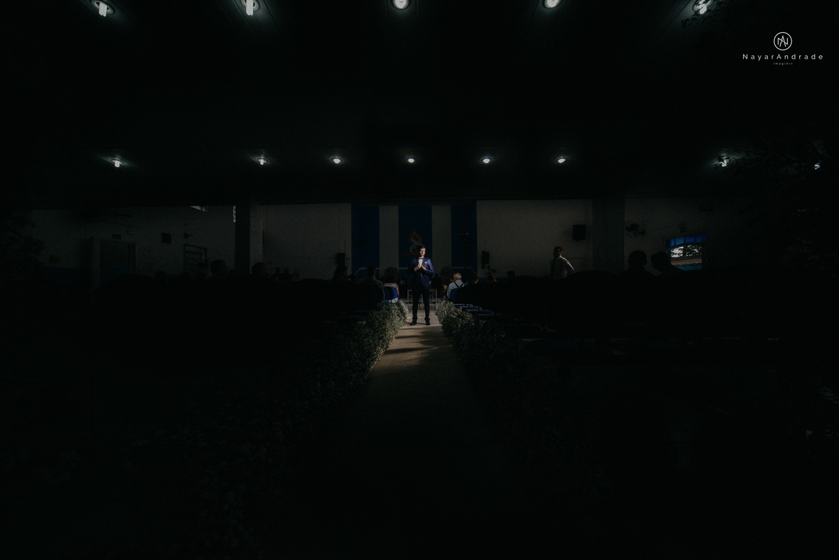 casamento feito na igreja assembleia de Deus e festa no salao, noivo de terno azul noiva de cabelo solto estilo romantica e fotos ao ar livre com por do sol muito amor familia envolvido buffet e decoracao em estilo rustico