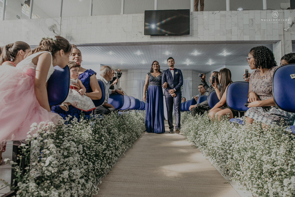 casamento feito na igreja assembleia de Deus e festa no salao, noivo de terno azul noiva de cabelo solto estilo romantica e fotos ao ar livre com por do sol muito amor familia envolvido buffet e decoracao em estilo rustico