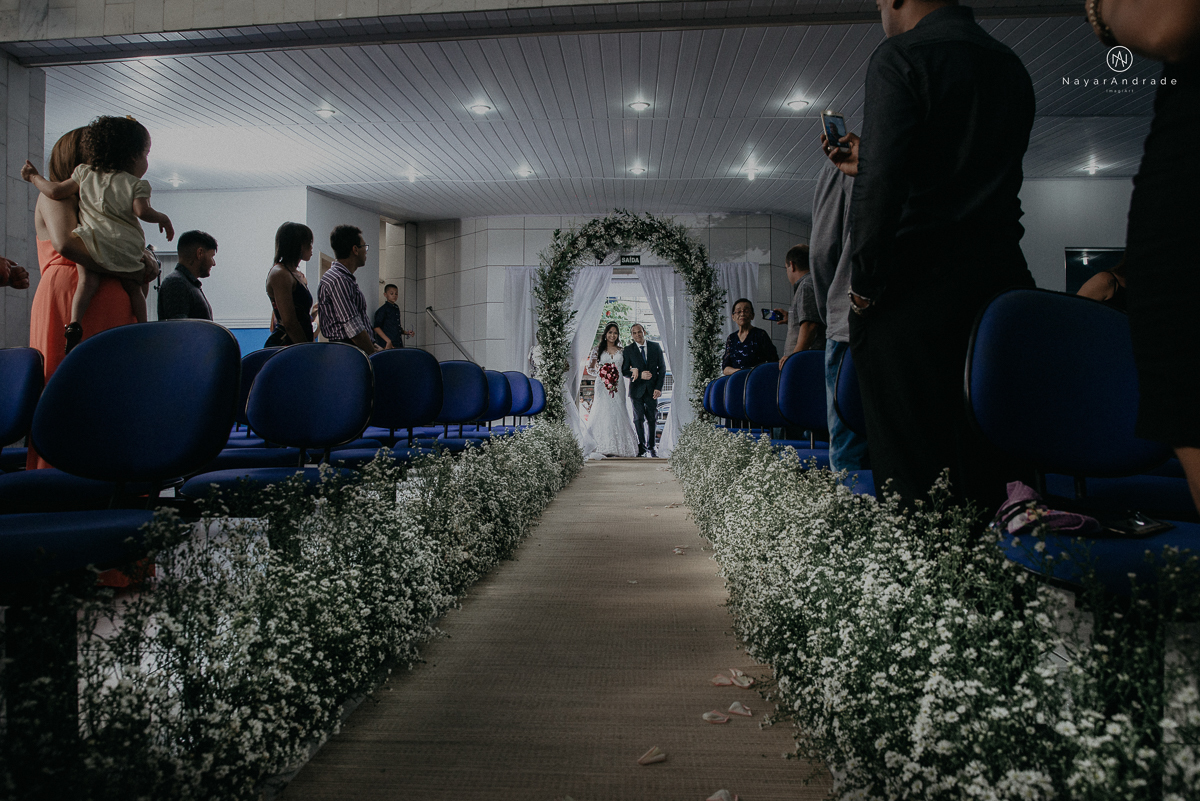 casamento feito na igreja assembleia de Deus e festa no salao, noivo de terno azul noiva de cabelo solto estilo romantica e fotos ao ar livre com por do sol muito amor familia envolvido buffet e decoracao em estilo rustico