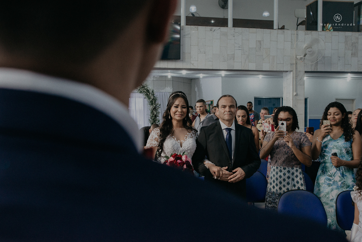 casamento feito na igreja assembleia de Deus e festa no salao, noivo de terno azul noiva de cabelo solto estilo romantica e fotos ao ar livre com por do sol muito amor familia envolvido buffet e decoracao em estilo rustico