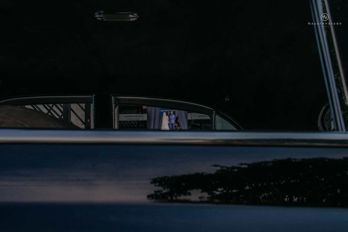 casamento feito na igreja assembleia de Deus e festa no salao, noivo de terno azul noiva de cabelo solto estilo romantica e fotos ao ar livre com por do sol muito amor familia envolvido buffet e decoracao em estilo rustico