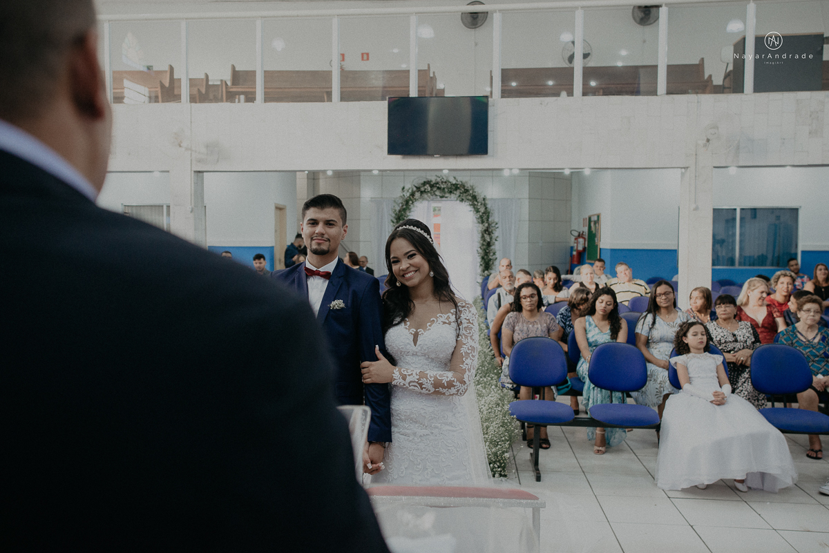 casamento feito na igreja assembleia de Deus e festa no salao, noivo de terno azul noiva de cabelo solto estilo romantica e fotos ao ar livre com por do sol muito amor familia envolvido buffet e decoracao em estilo rustico