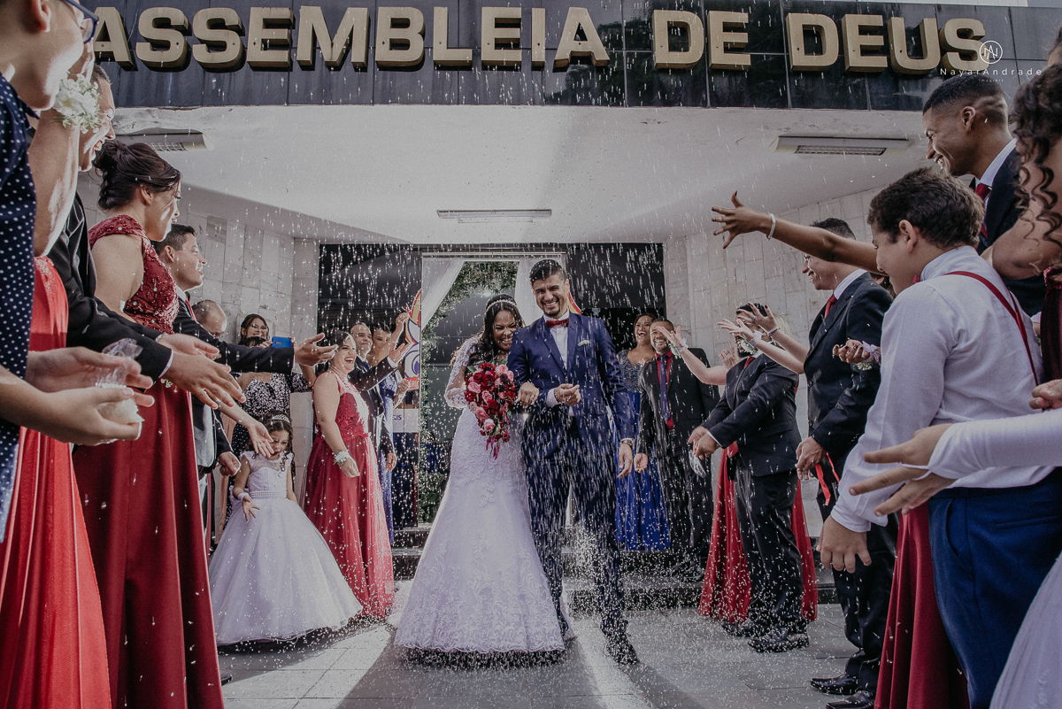 casamento feito na igreja assembleia de Deus e festa no salao, noivo de terno azul noiva de cabelo solto estilo romantica e fotos ao ar livre com por do sol muito amor familia envolvido buffet e decoracao em estilo rustico