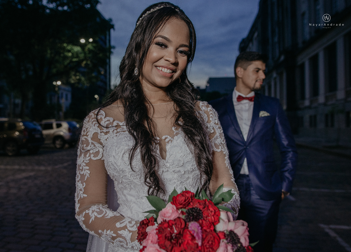 casamento feito na igreja assembleia de Deus e festa no salao, noivo de terno azul noiva de cabelo solto estilo romantica e fotos ao ar livre com por do sol muito amor familia envolvido buffet e decoracao em estilo rustico