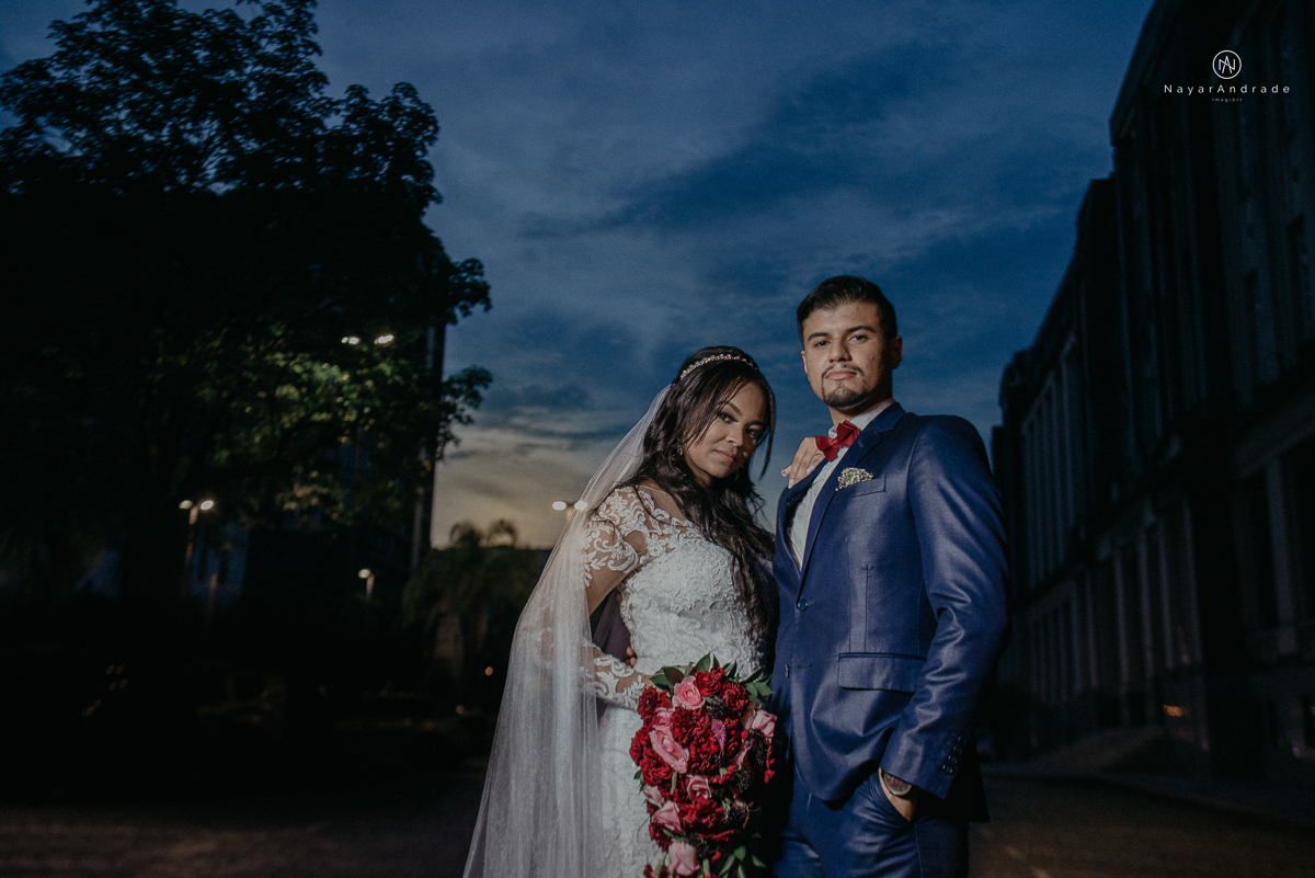casamento feito na igreja assembleia de Deus e festa no salao, noivo de terno azul noiva de cabelo solto estilo romantica e fotos ao ar livre com por do sol muito amor familia envolvido buffet e decoracao em estilo rustico