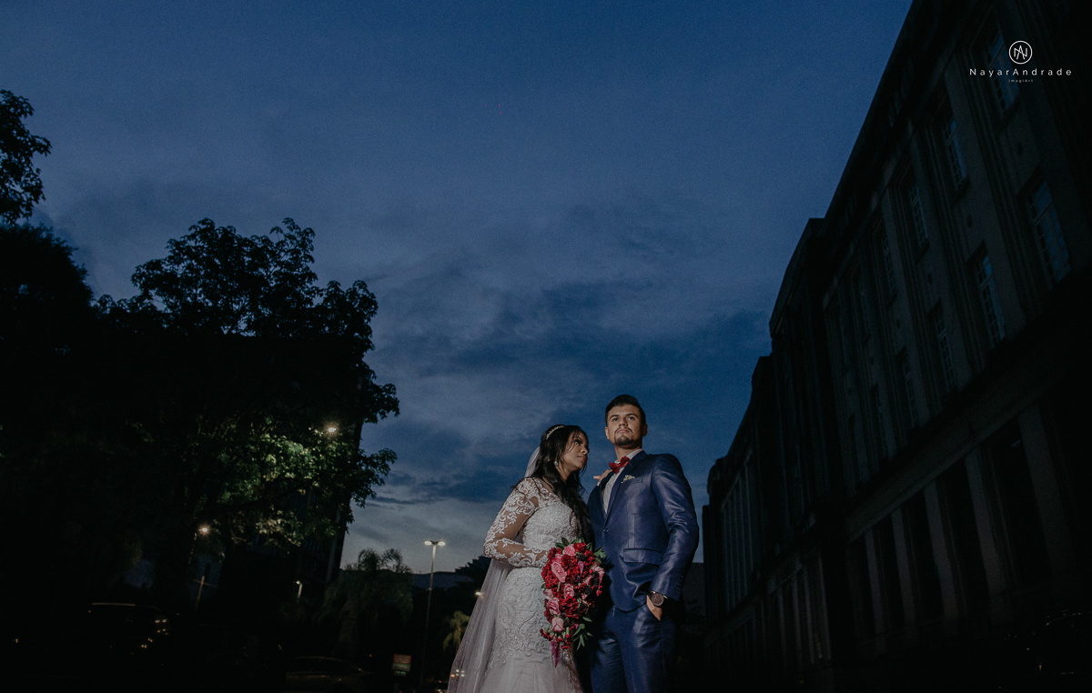 casamento feito na igreja assembleia de Deus e festa no salao, noivo de terno azul noiva de cabelo solto estilo romantica e fotos ao ar livre com por do sol muito amor familia envolvido buffet e decoracao em estilo rustico