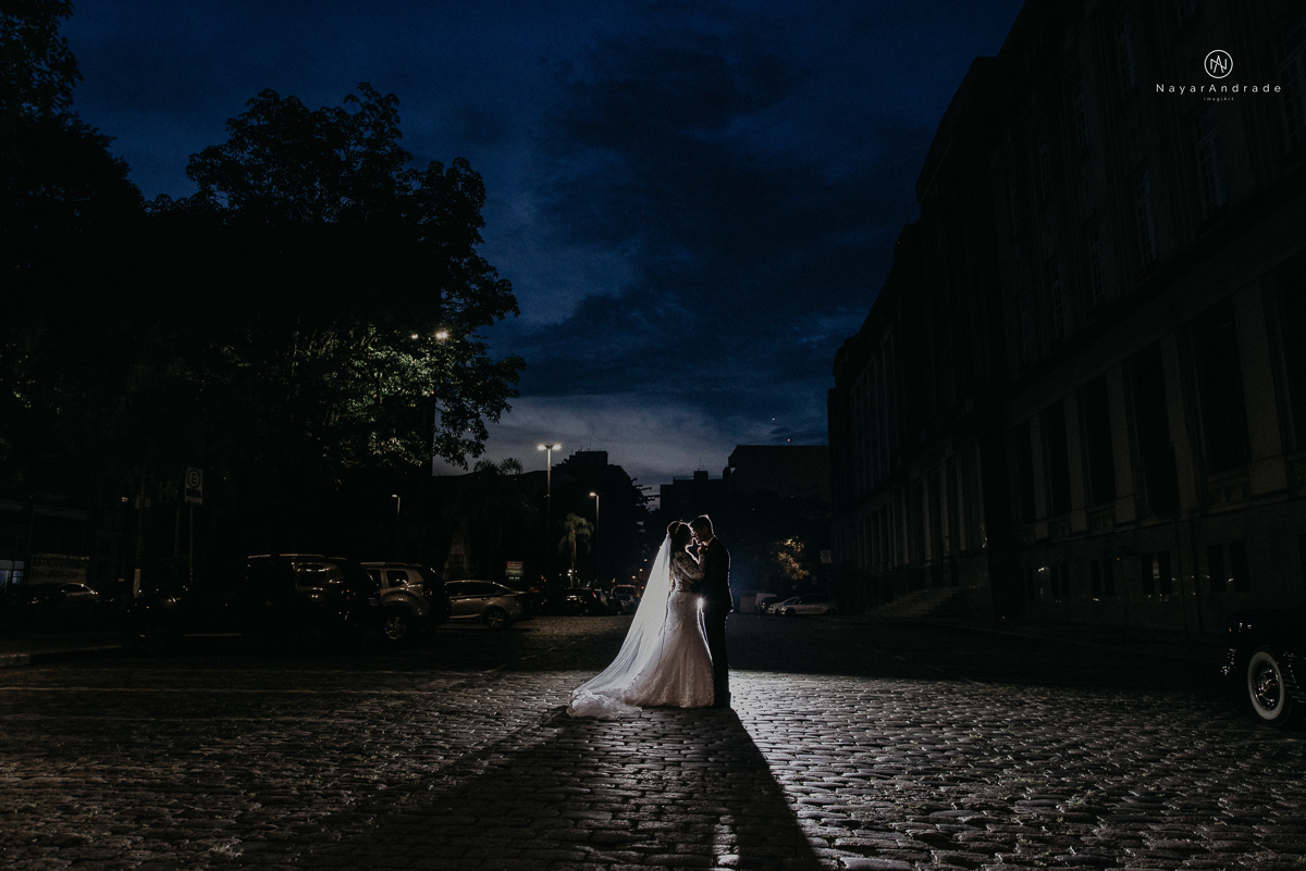 casamento feito na igreja assembleia de Deus e festa no salao, noivo de terno azul noiva de cabelo solto estilo romantica e fotos ao ar livre com por do sol muito amor familia envolvido buffet e decoracao em estilo rustico