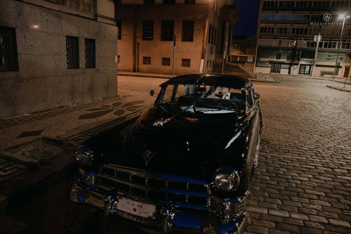 casamento feito na igreja assembleia de Deus e festa no salao, noivo de terno azul noiva de cabelo solto estilo romantica e fotos ao ar livre com por do sol muito amor familia envolvido buffet e decoracao em estilo rustico