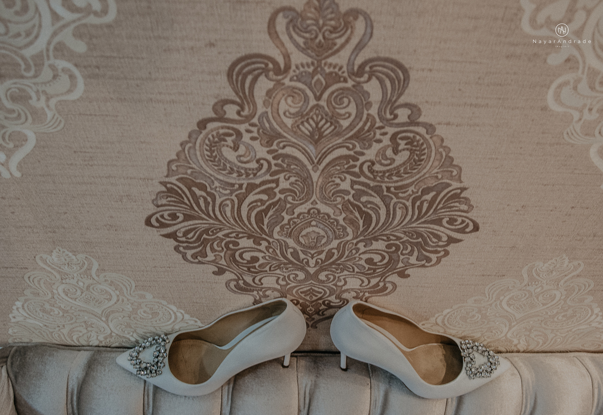 casamento feito na igreja assembleia de Deus e festa no salao, noivo de terno azul noiva de cabelo solto estilo romantica e fotos ao ar livre com por do sol muito amor familia envolvido buffet e decoracao em estilo rustico