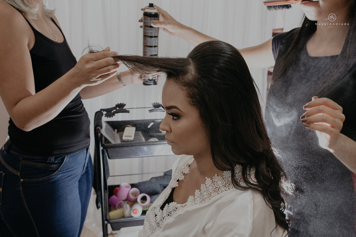 casamento feito na igreja assembleia de Deus e festa no salao, noivo de terno azul noiva de cabelo solto estilo romantica e fotos ao ar livre com por do sol muito amor familia envolvido buffet e decoracao em estilo rustico