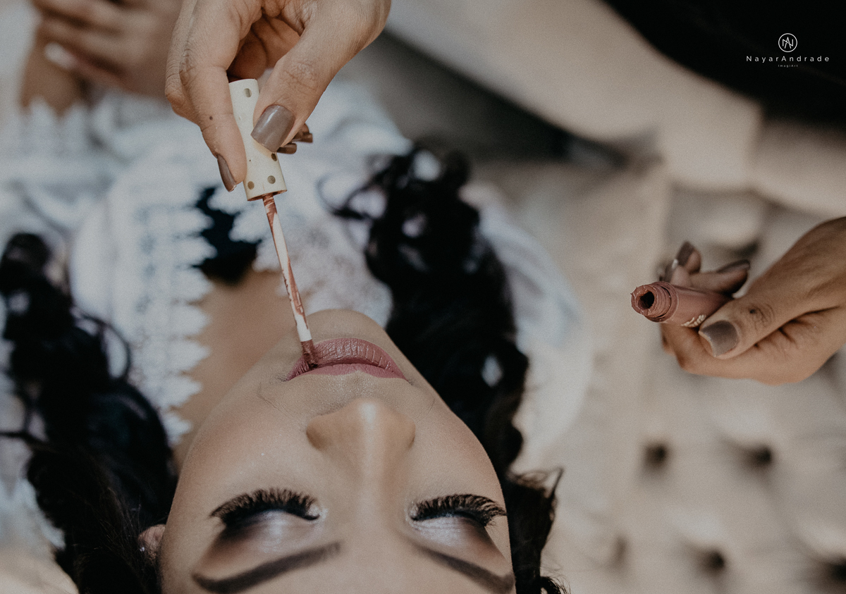 casamento feito na igreja assembleia de Deus e festa no salao, noivo de terno azul noiva de cabelo solto estilo romantica e fotos ao ar livre com por do sol muito amor familia envolvido buffet e decoracao em estilo rusticocasamento feito na igreja assembl