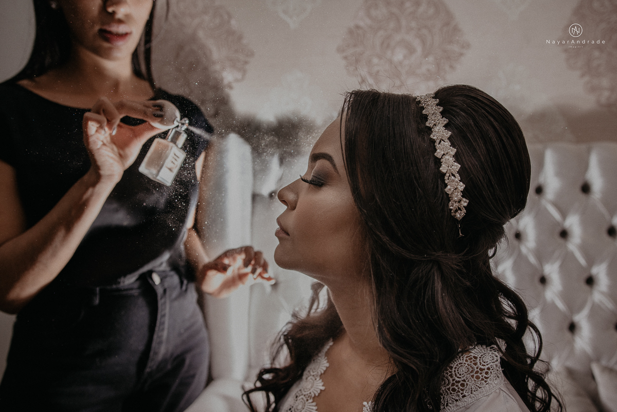 casamento feito na igreja assembleia de Deus e festa no salao, noivo de terno azul noiva de cabelo solto estilo romantica e fotos ao ar livre com por do sol muito amor familia envolvido buffet e decoracao em estilo rustico