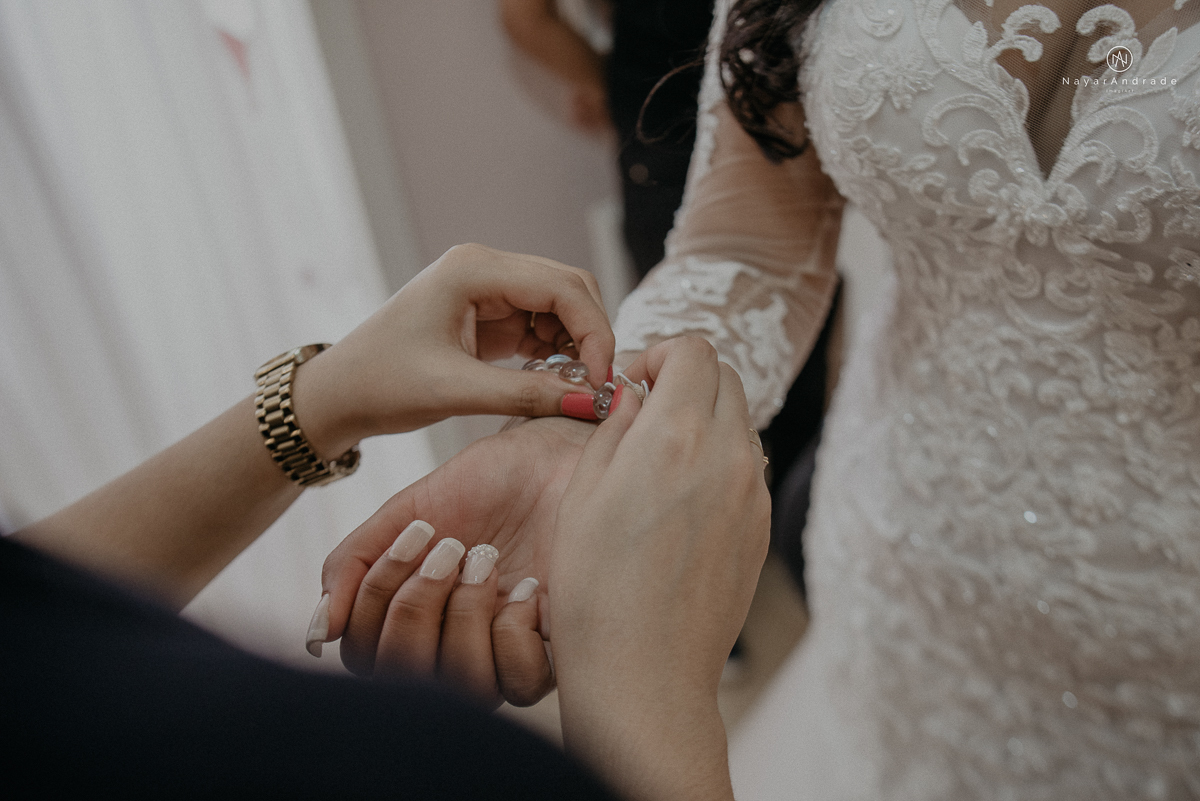 casamento feito na igreja assembleia de Deus e festa no salao, noivo de terno azul noiva de cabelo solto estilo romantica e fotos ao ar livre com por do sol muito amor familia envolvido buffet e decoracao em estilo rustico