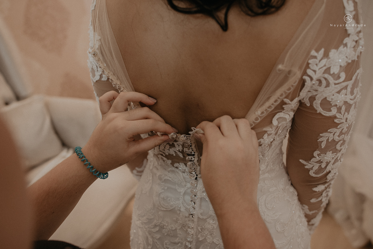 casamento feito na igreja assembleia de Deus e festa no salao, noivo de terno azul noiva de cabelo solto estilo romantica e fotos ao ar livre com por do sol muito amor familia envolvido buffet e decoracao em estilo rustico