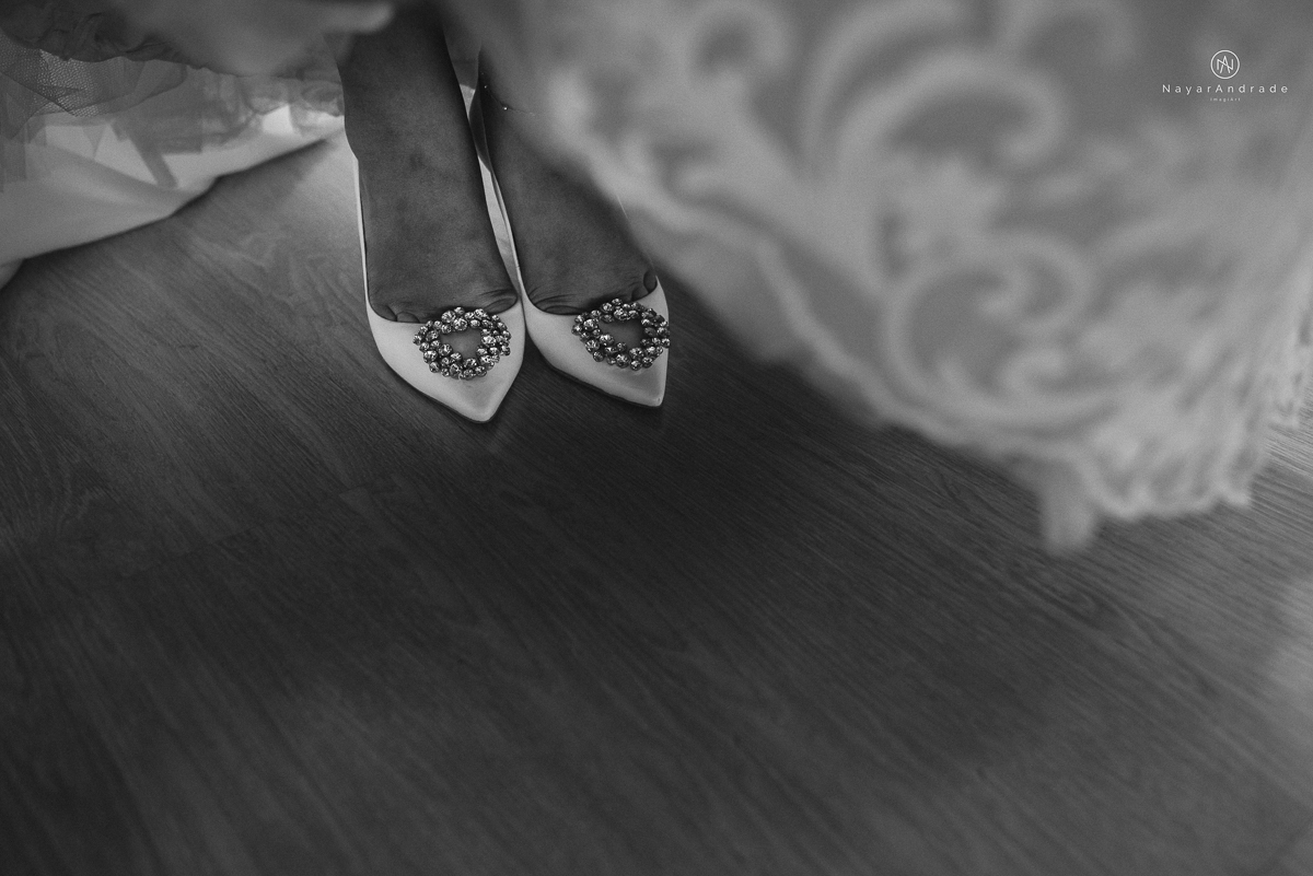 casamento feito na igreja assembleia de Deus e festa no salao, noivo de terno azul noiva de cabelo solto estilo romantica e fotos ao ar livre com por do sol muito amor familia envolvido buffet e decoracao em estilo rustico