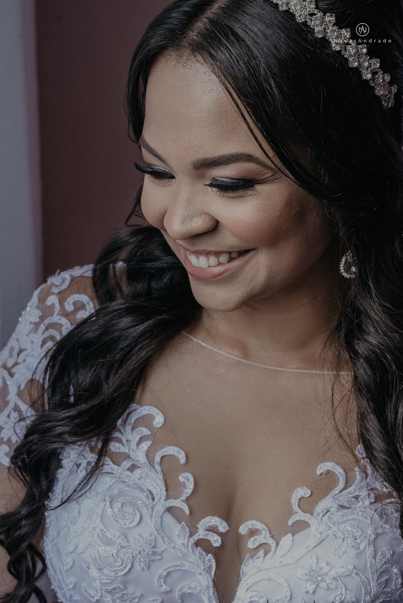 casamento feito na igreja assembleia de Deus e festa no salao, noivo de terno azul noiva de cabelo solto estilo romantica e fotos ao ar livre com por do sol muito amor familia envolvido buffet e decoracao em estilo rustico