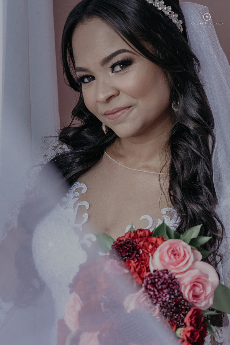 casamento feito na igreja assembleia de Deus e festa no salao, noivo de terno azul noiva de cabelo solto estilo romantica e fotos ao ar livre com por do sol muito amor familia envolvido buffet e decoracao em estilo rusticocasamento feito na igreja assembl