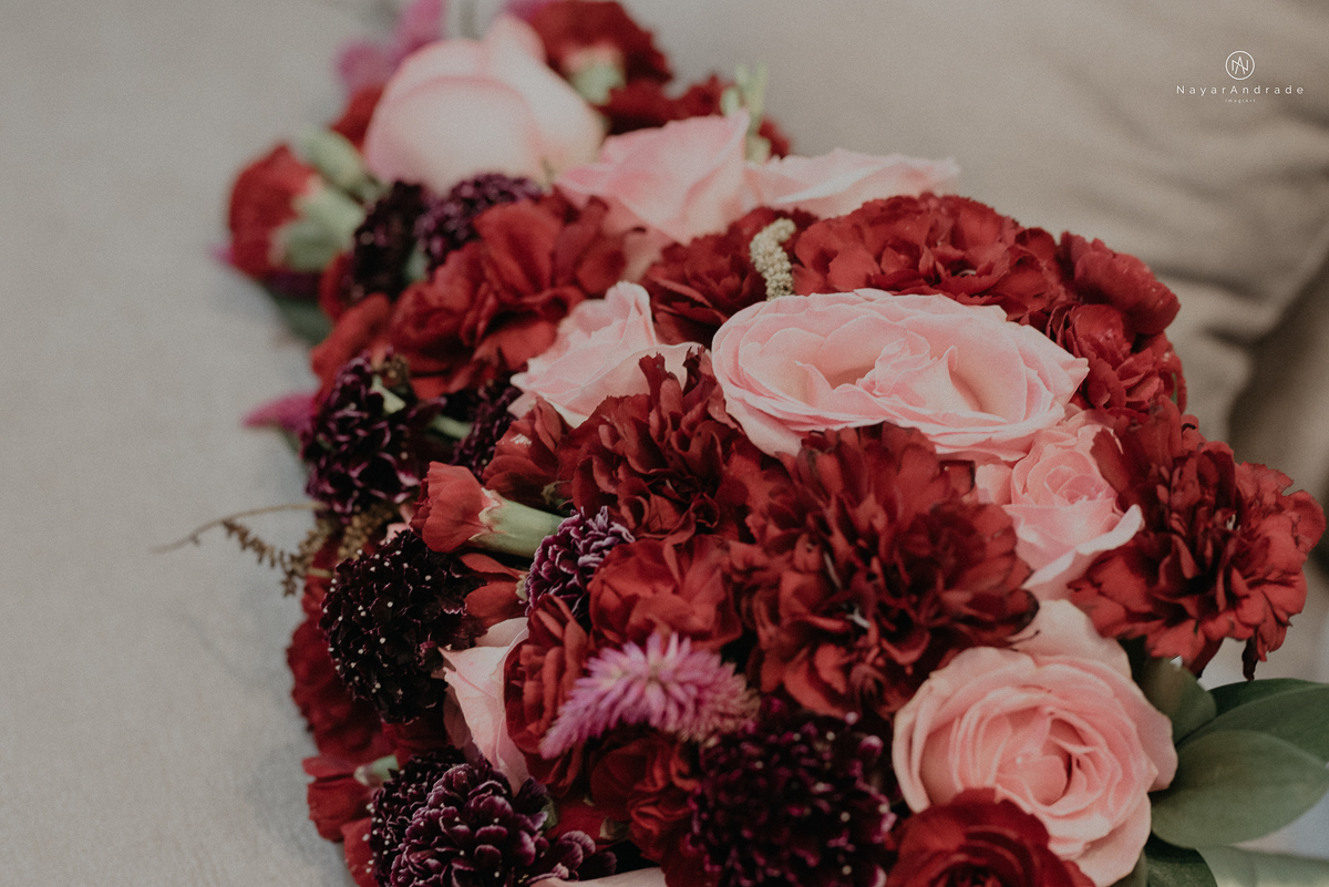 casamento feito na igreja assembleia de Deus e festa no salao, noivo de terno azul noiva de cabelo solto estilo romantica e fotos ao ar livre com por do sol muito amor familia envolvido buffet e decoracao em estilo rustico