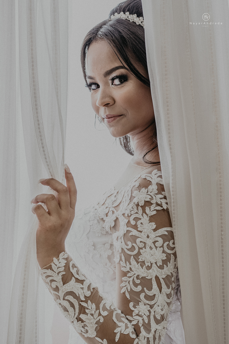 casamento feito na igreja assembleia de Deus e festa no salao, noivo de terno azul noiva de cabelo solto estilo romantica e fotos ao ar livre com por do sol muito amor familia envolvido buffet e decoracao em estilo rustico