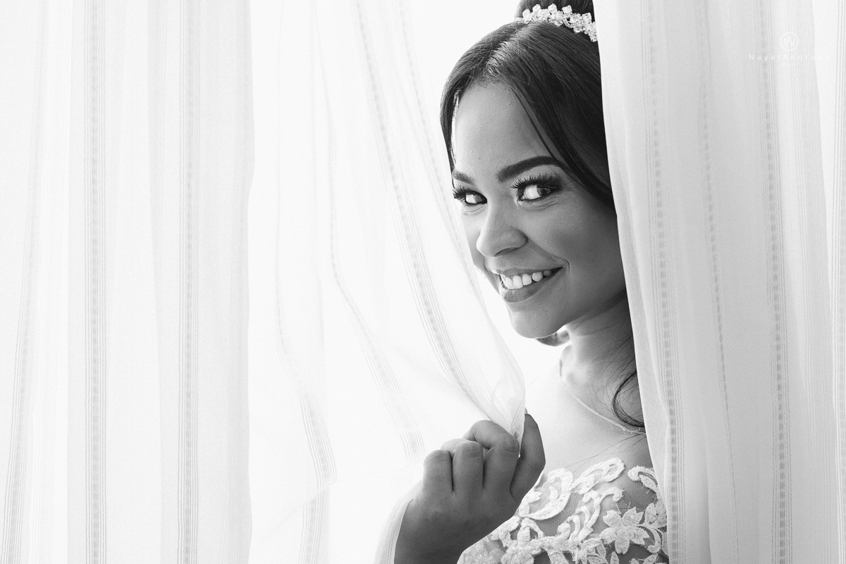 casamento feito na igreja assembleia de Deus e festa no salao, noivo de terno azul noiva de cabelo solto estilo romantica e fotos ao ar livre com por do sol muito amor familia envolvido buffet e decoracao em estilo rustico