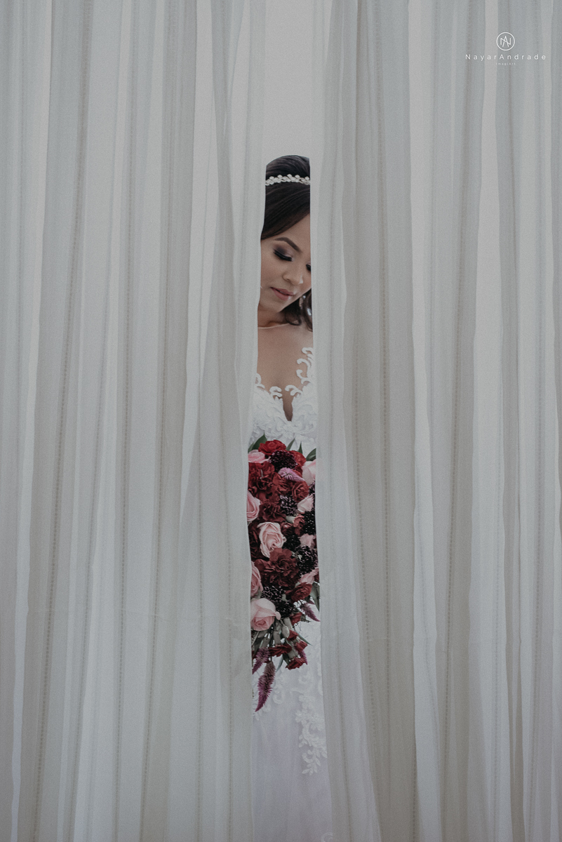 casamecasamento feito na igreja assembleia de Deus e festa no salao, noivo de terno azul noiva de cabelo solto estilo romantica e fotos ao ar livre com por do sol muito amor familia envolvido buffet e decoracao em estilo rustico