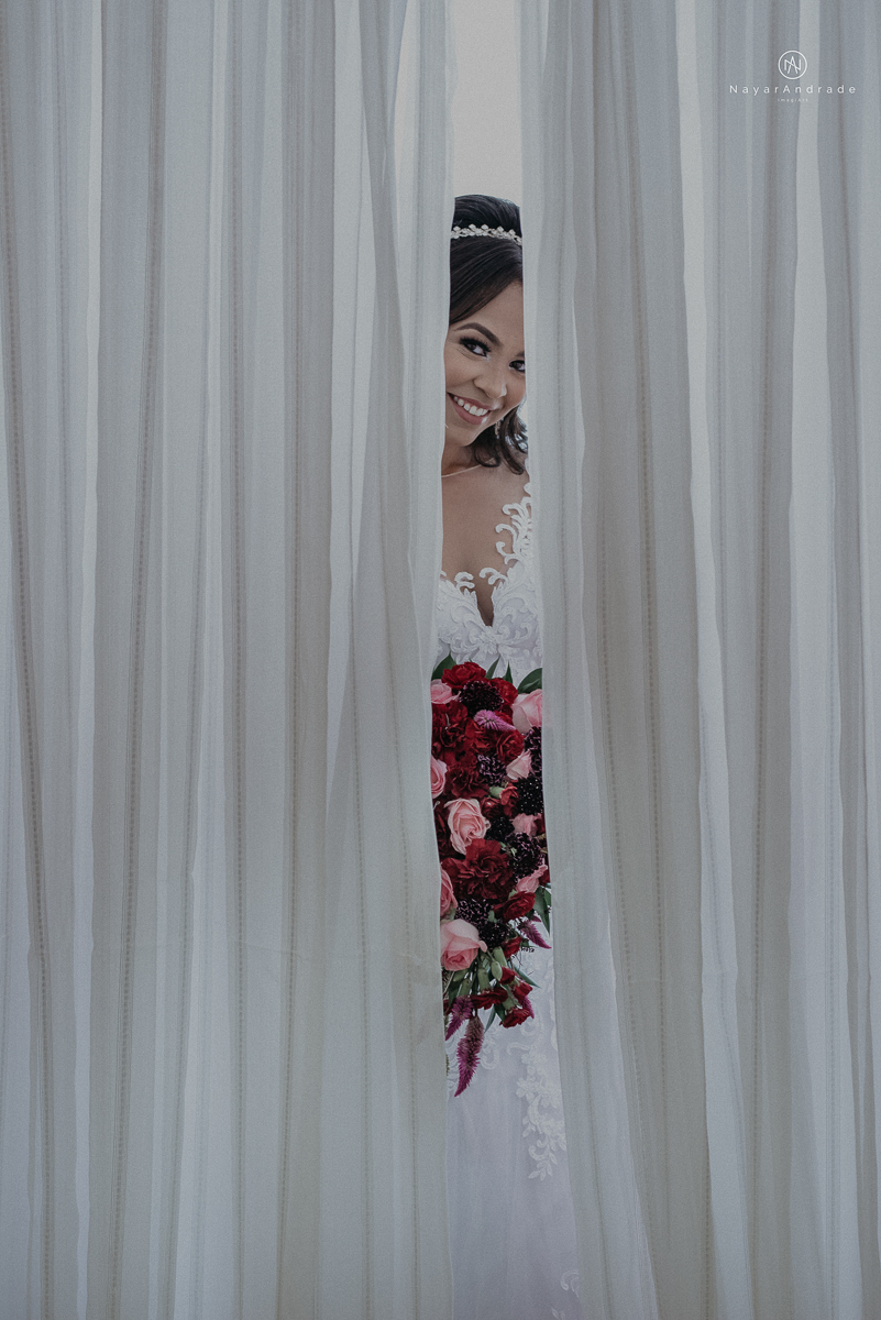 casamento feito na igreja assembleia de Deus e festa no salao, noivo de terno azul noiva de cabelo solto estilo romantica e fotos ao ar livre com por do sol muito amor familia envolvido buffet e decoracao em estilo rustico