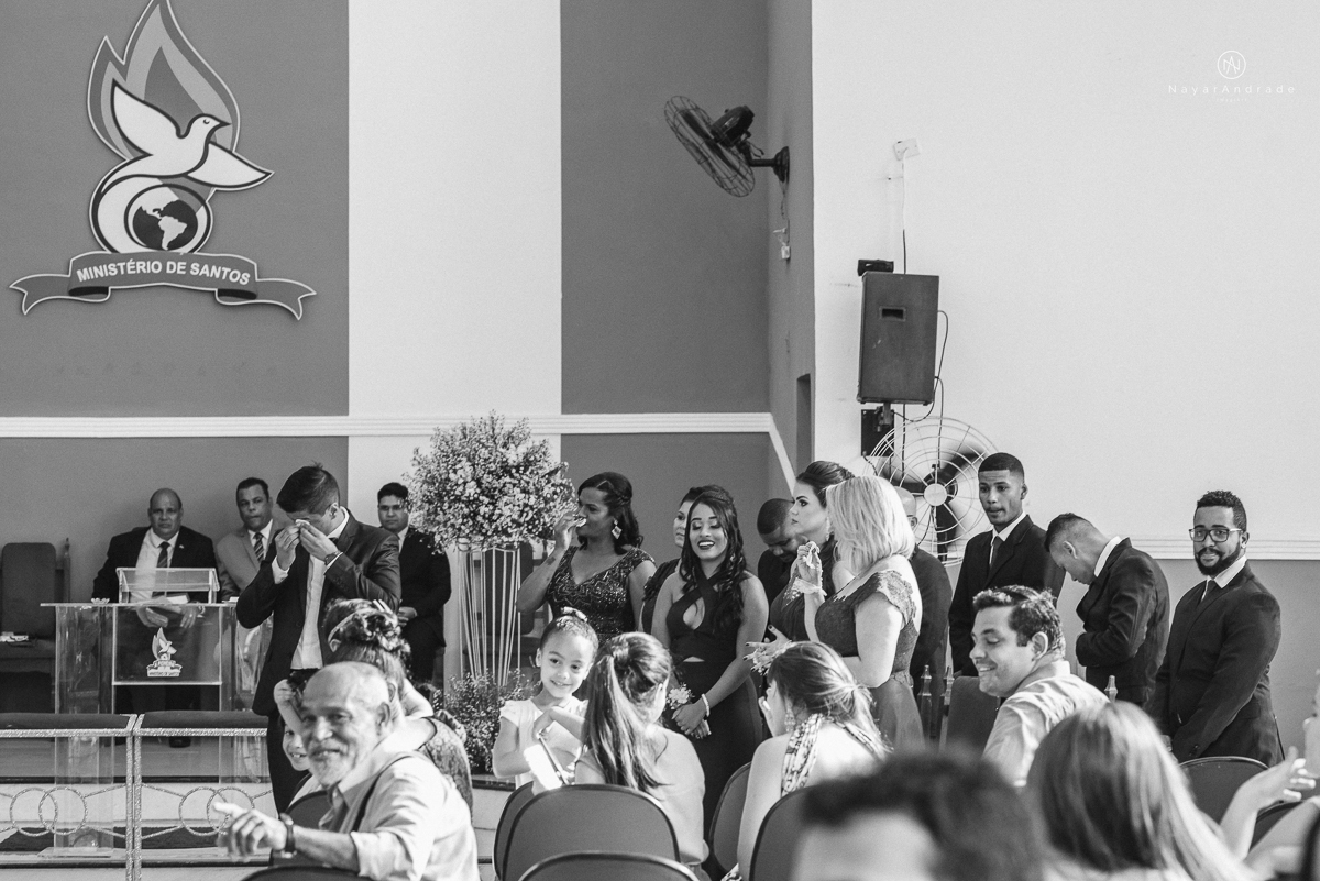 casamento feito na igreja assembleia de Deus e festa no salao, noivo de terno azul noiva de cabelo solto estilo romantica e fotos ao ar livre com por do sol muito amor familia envolvido buffet e decoracao em estilo rustico