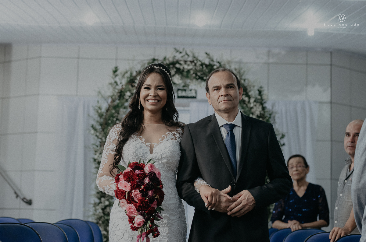 casamento feito na igreja assembleia de Deus e festa no salao, noivo de terno azul noiva de cabelo solto estilo romantica e fotos ao ar livre com por do sol muito amor familia envolvido buffet e decoracao em estilo rustico