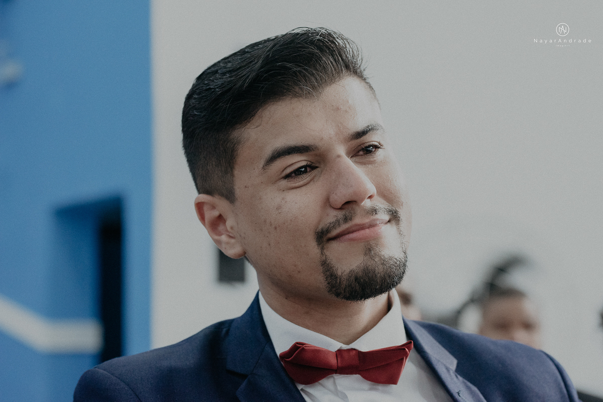 casamento feito na igreja assembleia de Deus e festa no salao, noivo de terno azul noiva de cabelo solto estilo romantica e fotos ao ar livre com por do sol muito amor familia envolvido buffet e decoracao em estilo rustico