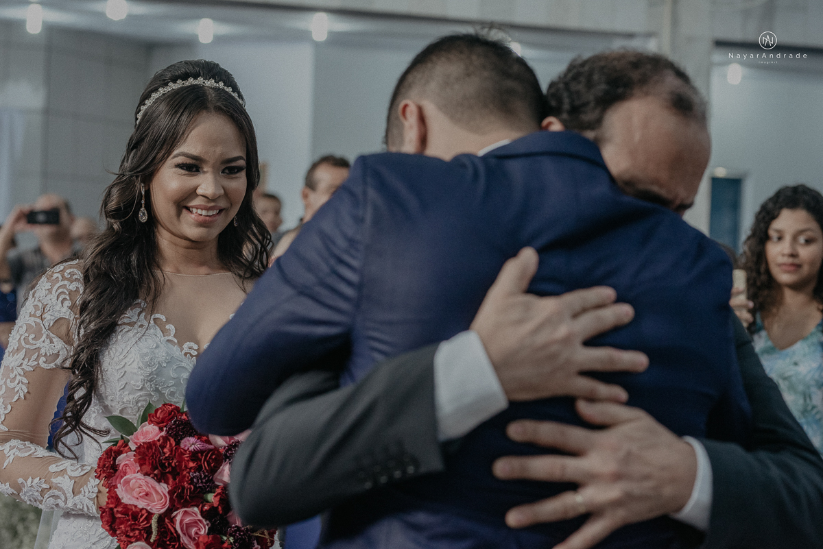 casamento feito na igreja assembleia de Deus e festa no salao, noivo de terno azul noiva de cabelo solto estilo romantica e fotos ao ar livre com por do sol muito amor familia envolvido buffet e decoracao em estilo rustico