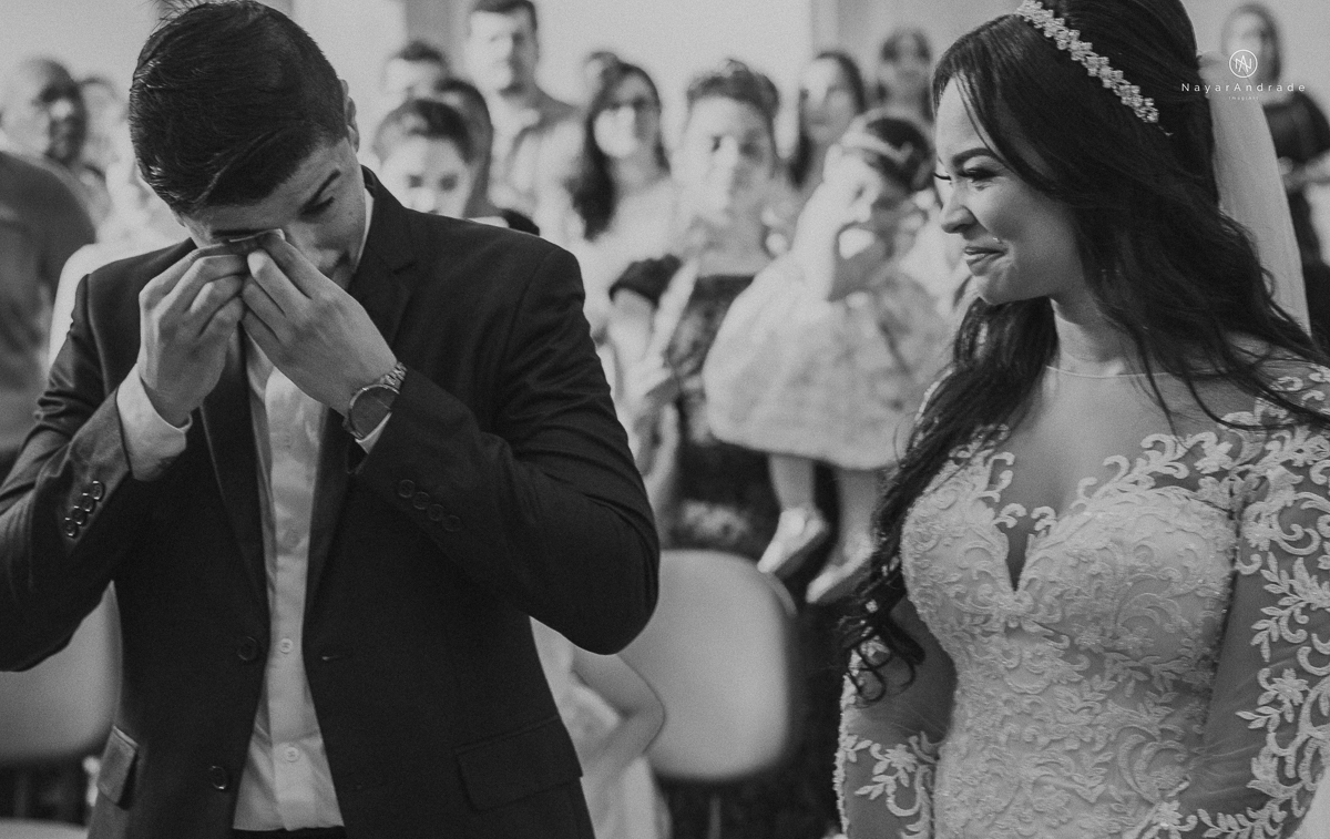 casamento feito na igreja assembleia de Deus e festa no salao, noivo de terno azul noiva de cabelo solto estilo romantica e fotos ao ar livre com por do sol muito amor familia envolvido buffet e decoracao em estilo rustico