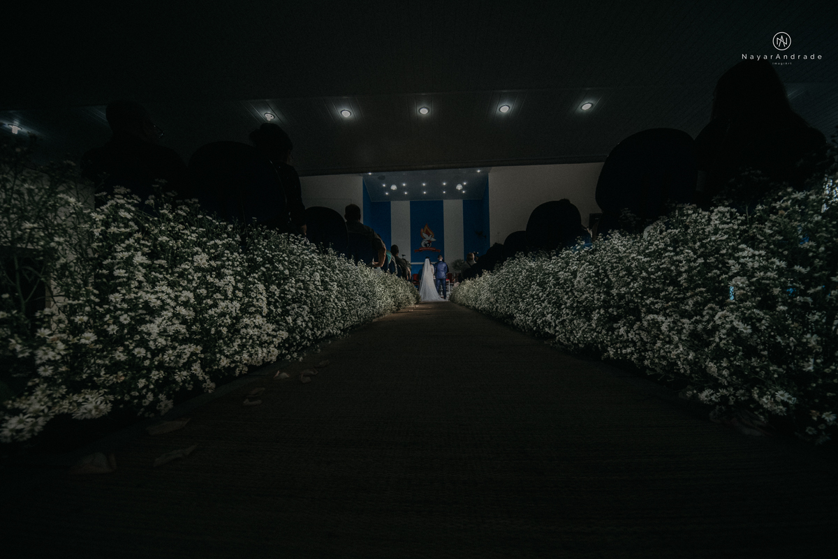 casamento feito na igreja assembleia de Deus e festa no salao, noivo de terno azul noiva de cabelo solto estilo romantica e fotos ao ar livre com por do sol muito amor familia envolvido buffet e decoracao em estilo rustico