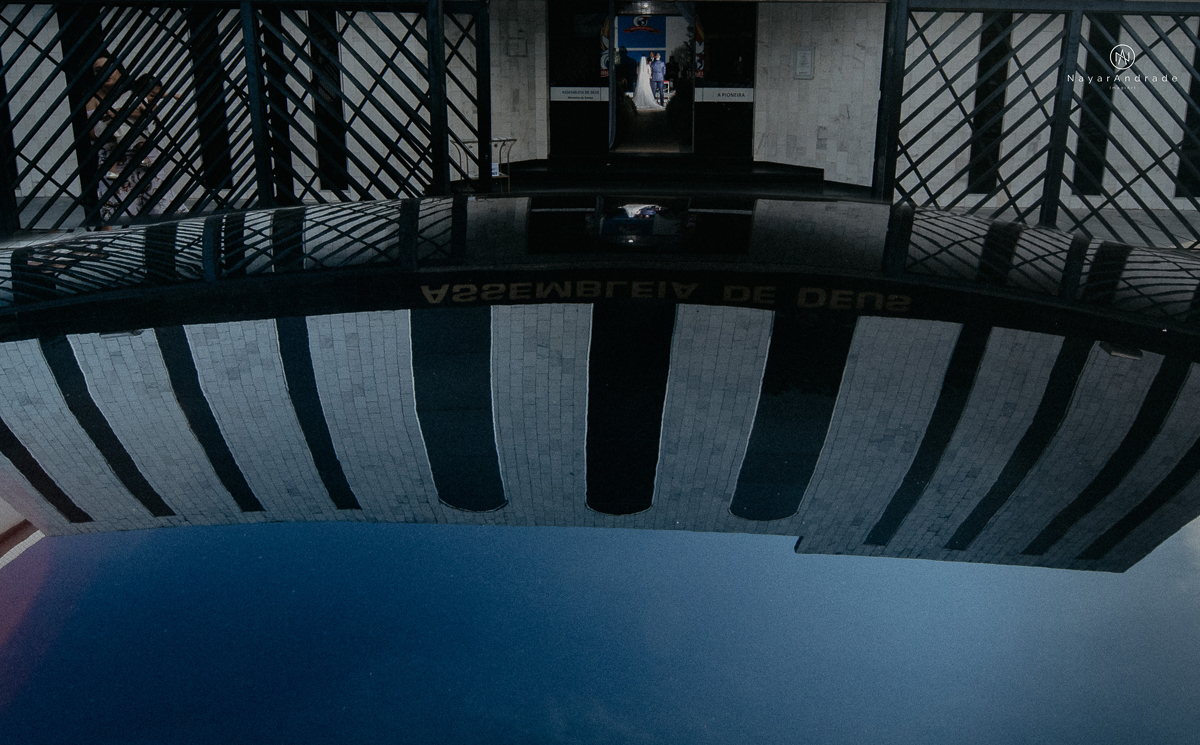 casamento feito na igreja assembleia de Deus e festa no salao, noivo de terno azul noiva de cabelo solto estilo romantica e fotos ao ar livre com por do sol muito amor familia envolvido buffet e decoracao em estilo rustico