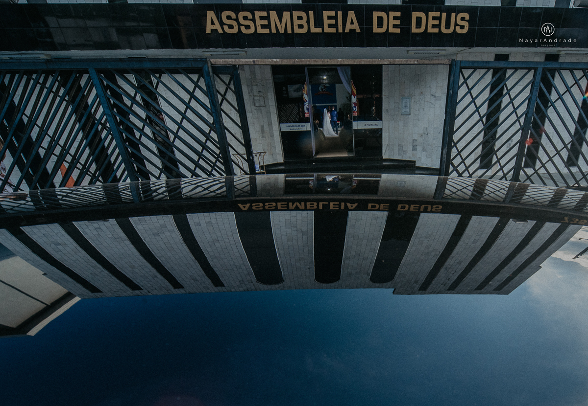 casamento feito na igreja assembleia de Deus e festa no salao, noivo de terno azul noiva de cabelo solto estilo romantica e fotos ao ar livre com por do sol muito amor familia envolvido buffet e decoracao em estilo rustico