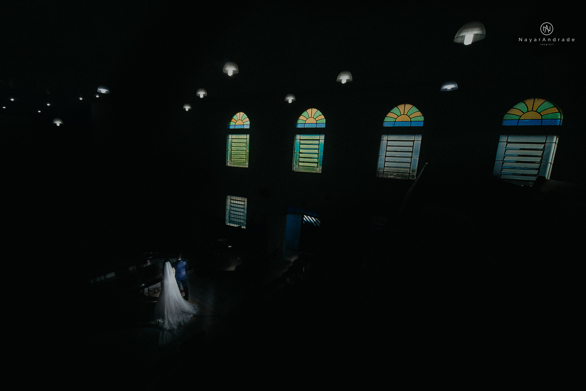 casamento feito na igreja assembleia de Deus e festa no salao, noivo de terno azul noiva de cabelo solto estilo romantica e fotos ao ar livre com por do sol muito amor familia envolvido buffet e decoracao em estilo rustico