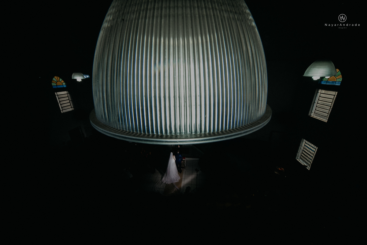 casamento feito na igreja assembleia de Deus e festa no salao, noivo de terno azul noiva de cabelo solto estilo romantica e fotos ao ar livre com por do sol muito amor familia envolvido buffet e decoracao em estilo rustico