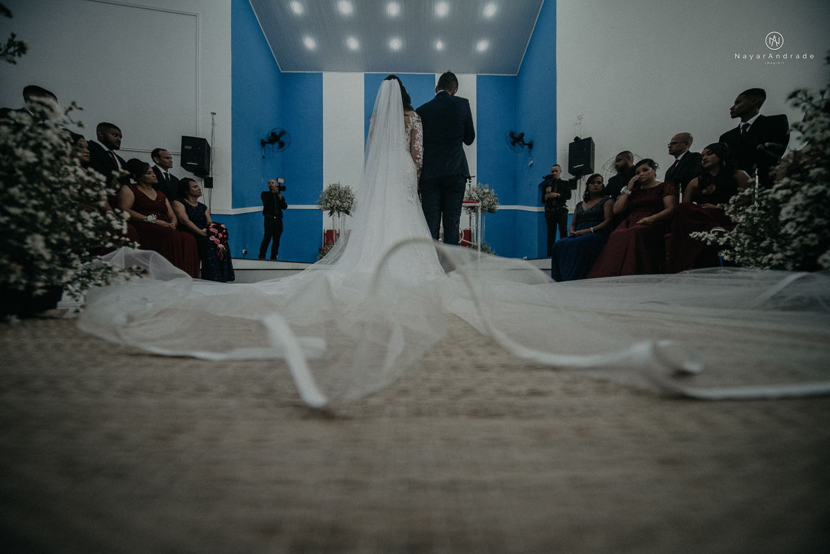 casamento feito na igreja assembleia de Deus e festa no salao, noivo de terno azul noiva de cabelo solto estilo romantica e fotos ao ar livre com por do sol muito amor familia envolvido buffet e decoracao em estilo rustico