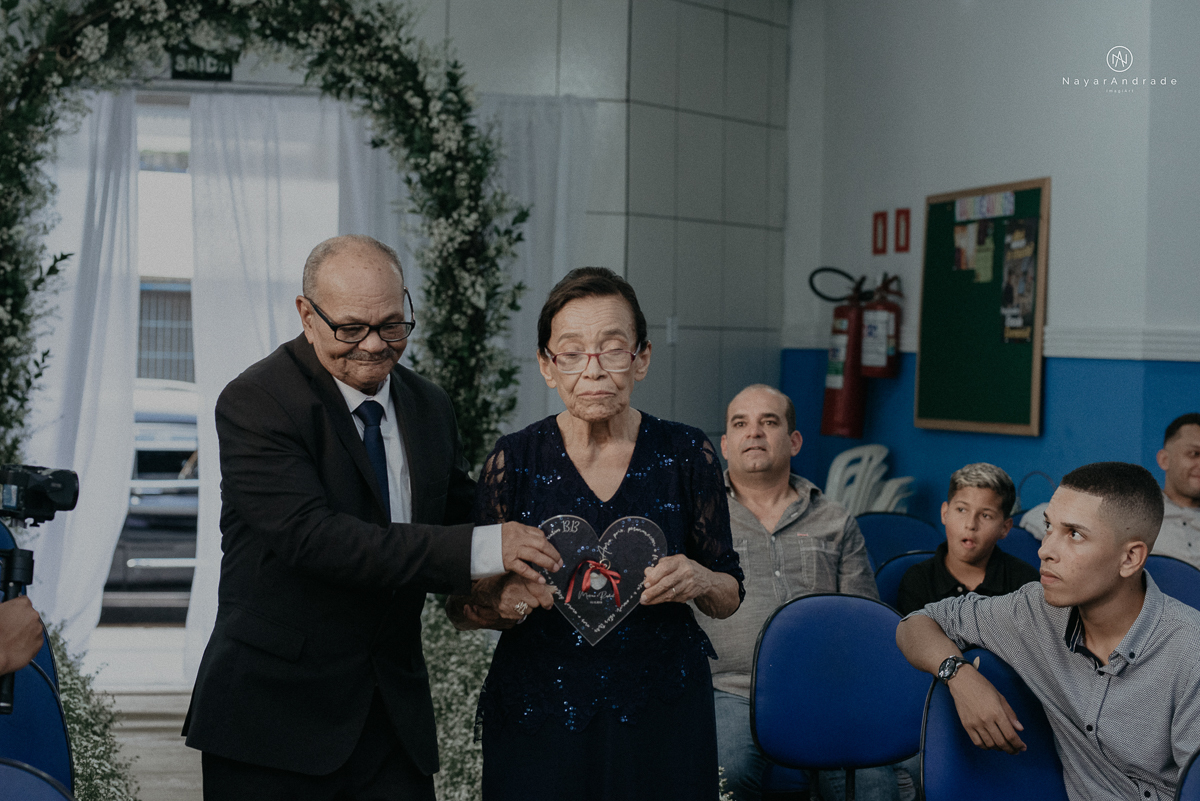 casamento feito na igreja assembleia de Deus e festa no salao, noivo de terno azul noiva de cabelo solto estilo romantica e fotos ao ar livre com por do sol muito amor familia envolvido buffet e decoracao em estilo rustico