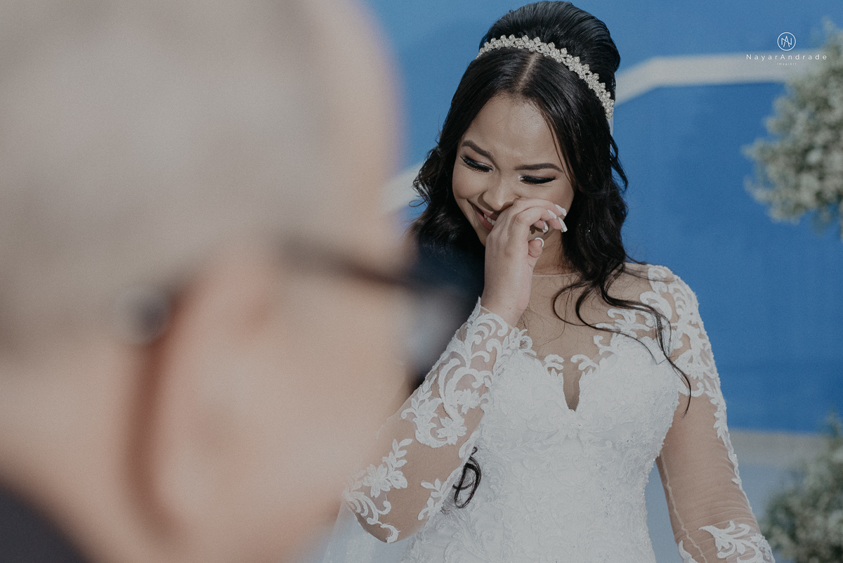casamento feito na igreja assembleia de Deus e festa no salao, noivo de terno azul noiva de cabelo solto estilo romantica e fotos ao ar livre com por do sol muito amor familia envolvido buffet e decoracao em estilo rustico