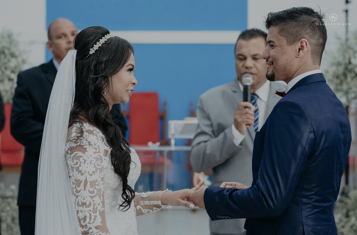 casamento feito na igreja assembleia de Deus e festa no salao, noivo de terno azul noiva de cabelo solto estilo romantica e fotos ao ar livre com por do sol muito amor familia envolvido buffet e decoracao em estilo rustico